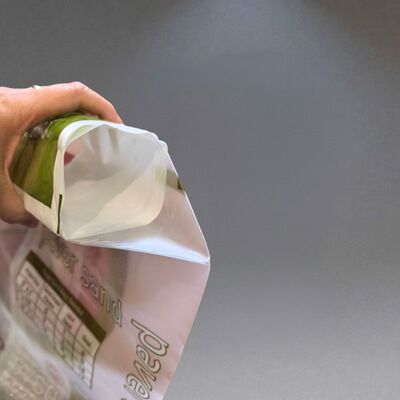 أكياس صمام PE شديدة التحمل قابلة للتنفس بتصميم متاهة مع درزة مركزية لرمل الرصف 50 رطلاً 22.7 كجم